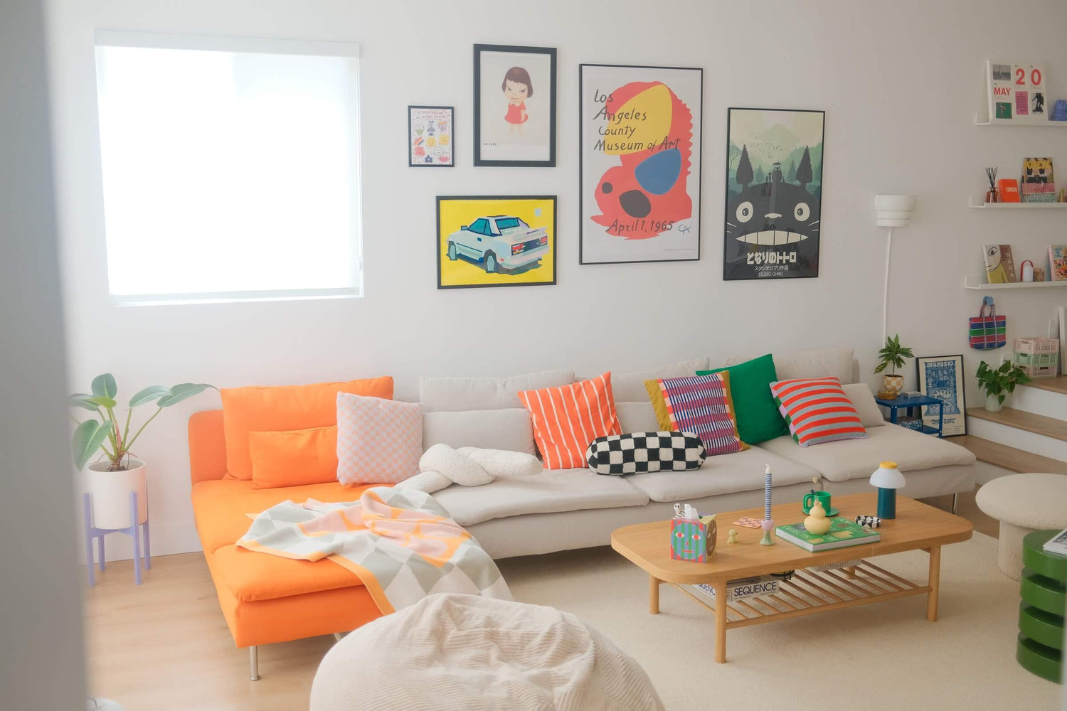 Living room with renter-friendly colorful home decor.