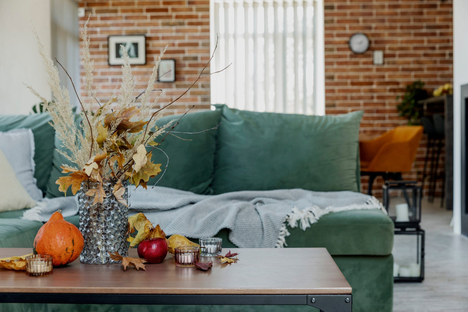 Apartment living room with renter-friendly decoration pieces